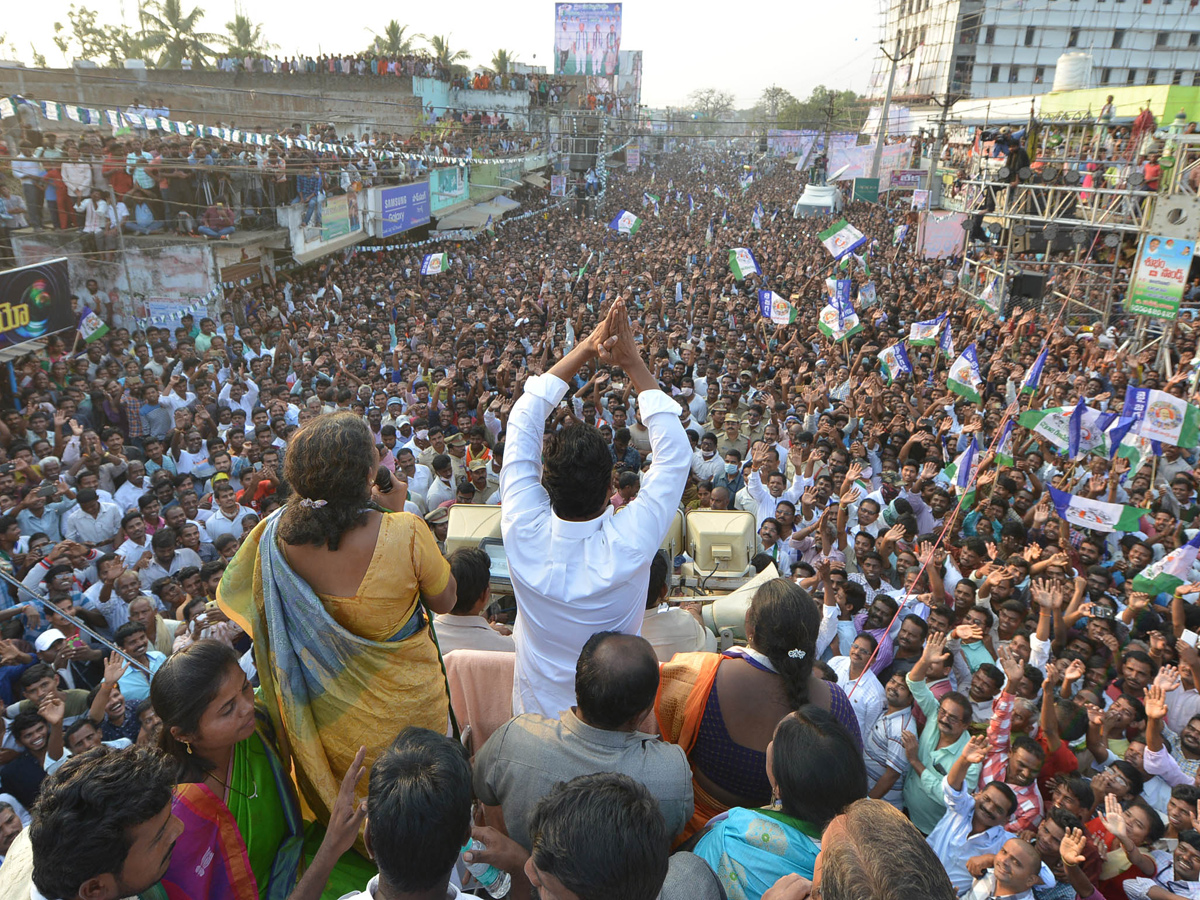 YS Jagan PrajaSankalpaYatra Public Meeting at Palakonda Photo Gallery - Sakshi4