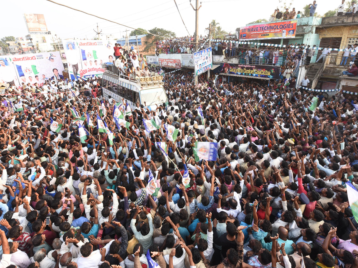 YS Jagan PrajaSankalpaYatra Public Meeting at Palakonda Photo Gallery - Sakshi5