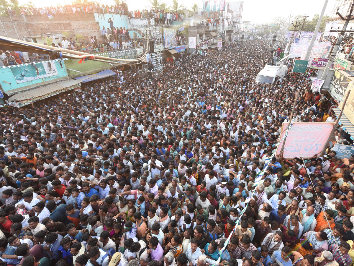 YS Jagan PrajaSankalpaYatra Public Meeting at Palakonda Photo Gallery - Sakshi6