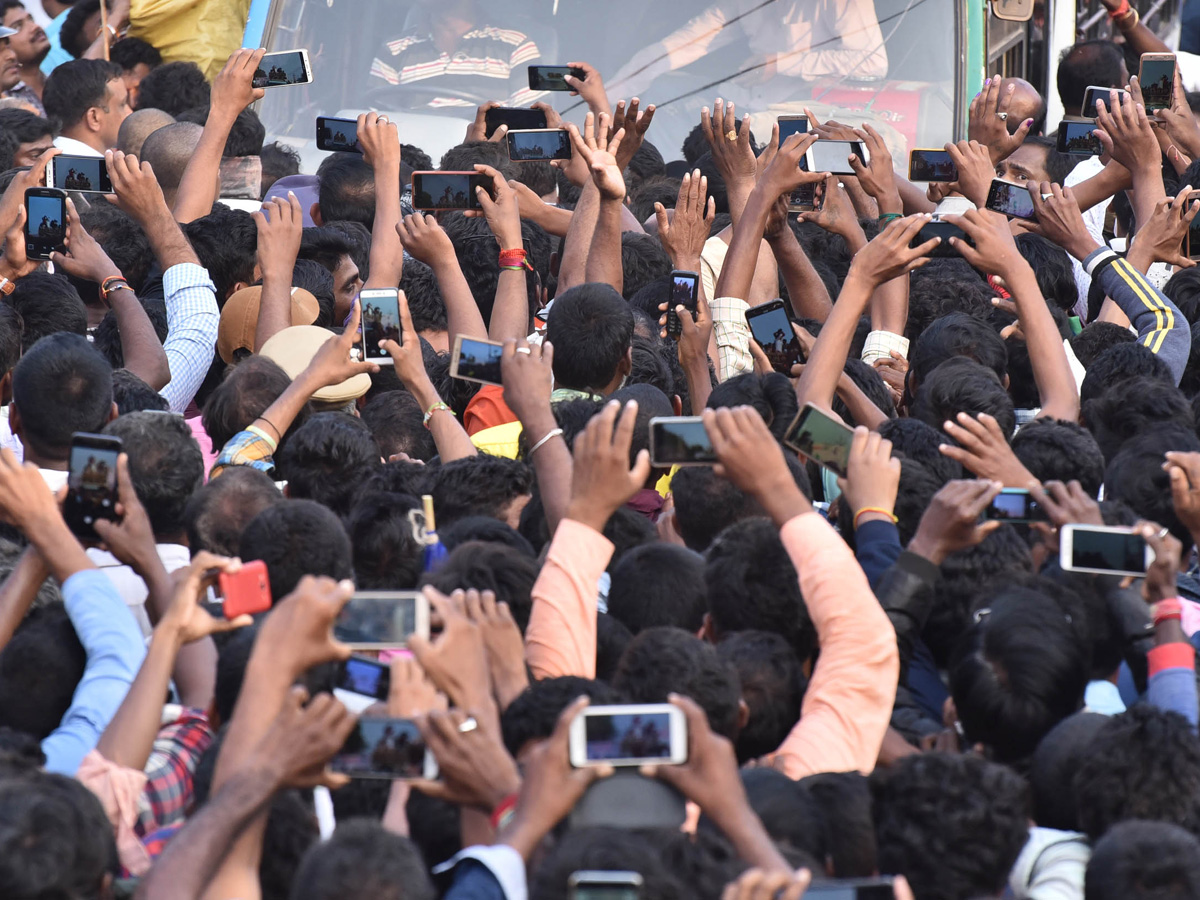 YS Jagan PrajaSankalpaYatra Public Meeting at Palakonda Photo Gallery - Sakshi8