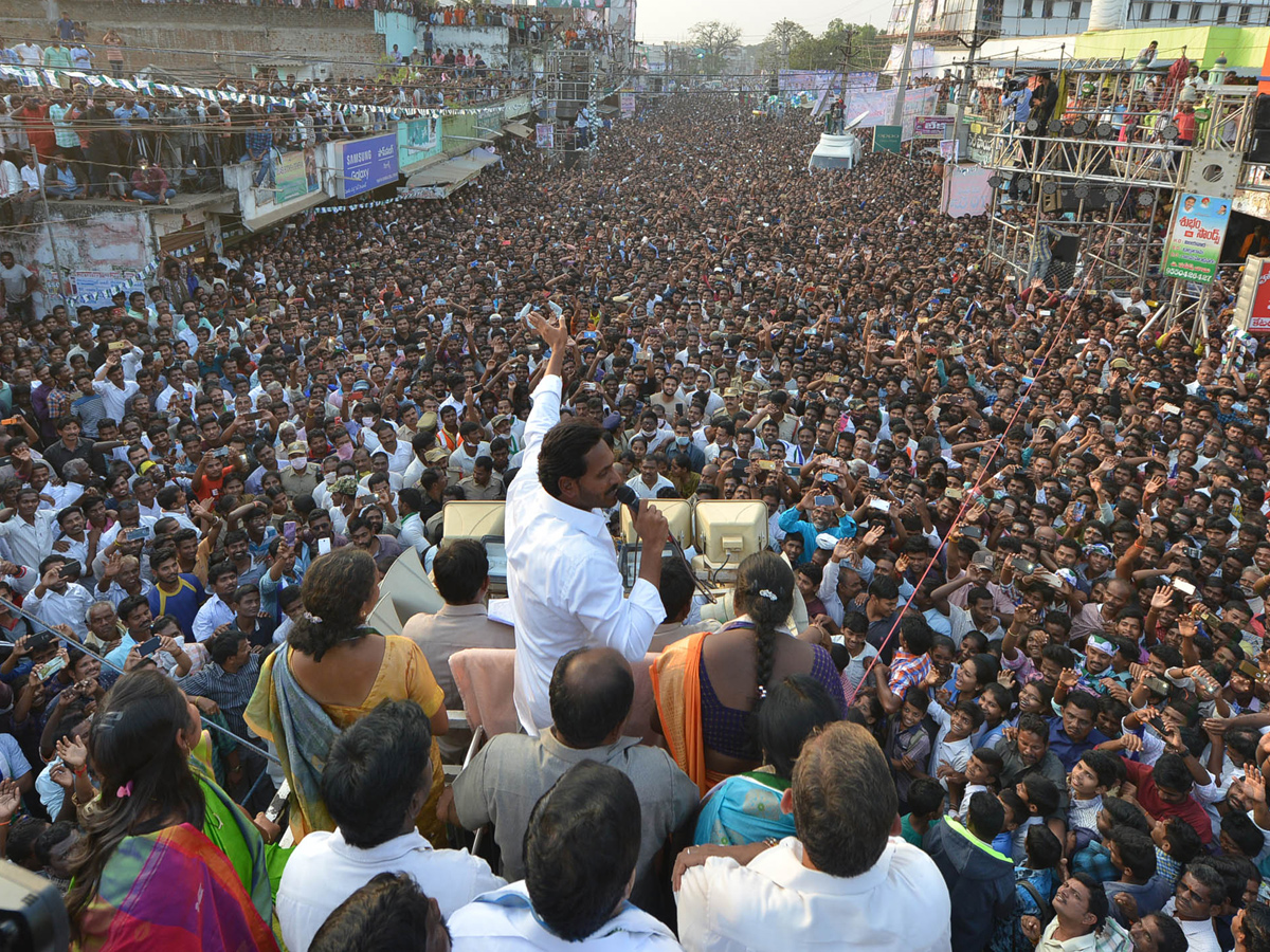 YS Jagan PrajaSankalpaYatra Public Meeting at Palakonda Photo Gallery - Sakshi9