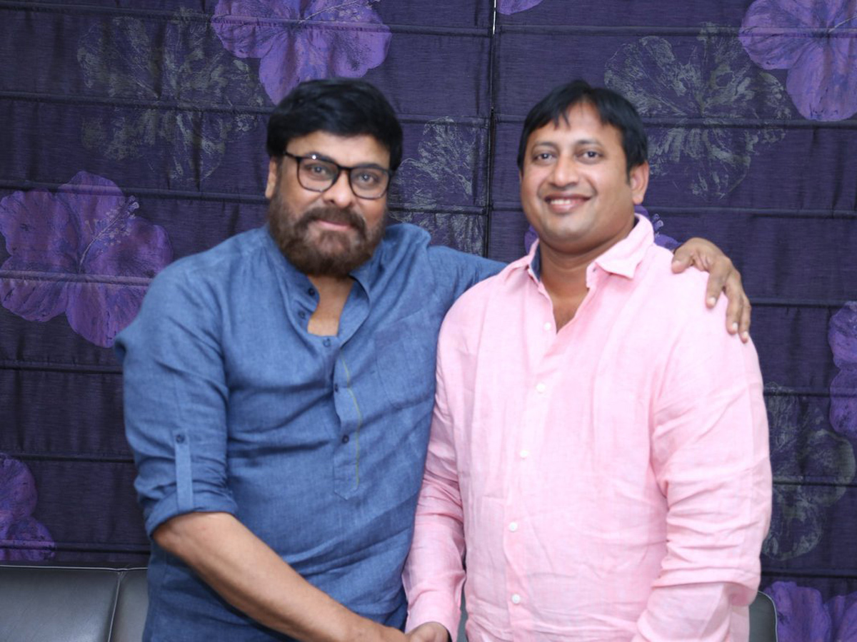 Megastar Congratulated Taxiwaala Team Photo Gallery - Sakshi3