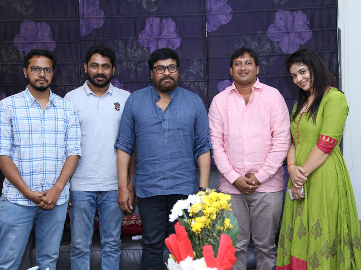 Megastar Congratulated Taxiwaala Team Photo Gallery - Sakshi4