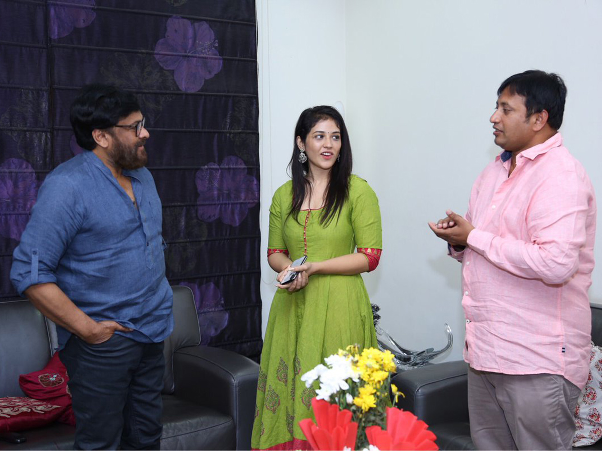 Megastar Congratulated Taxiwaala Team Photo Gallery - Sakshi5