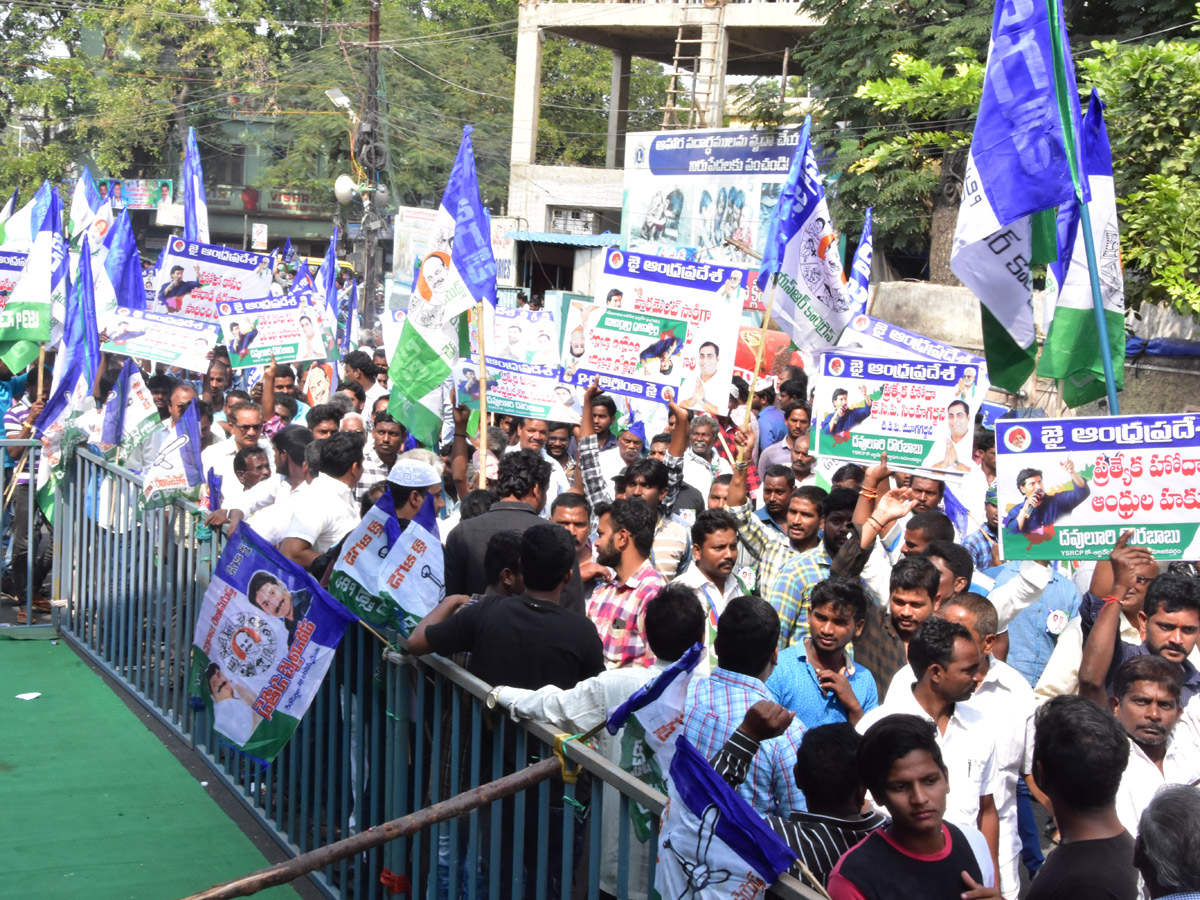 Ysrcp Vanchana Pai Garjana Programme At Kakinada  - Sakshi8