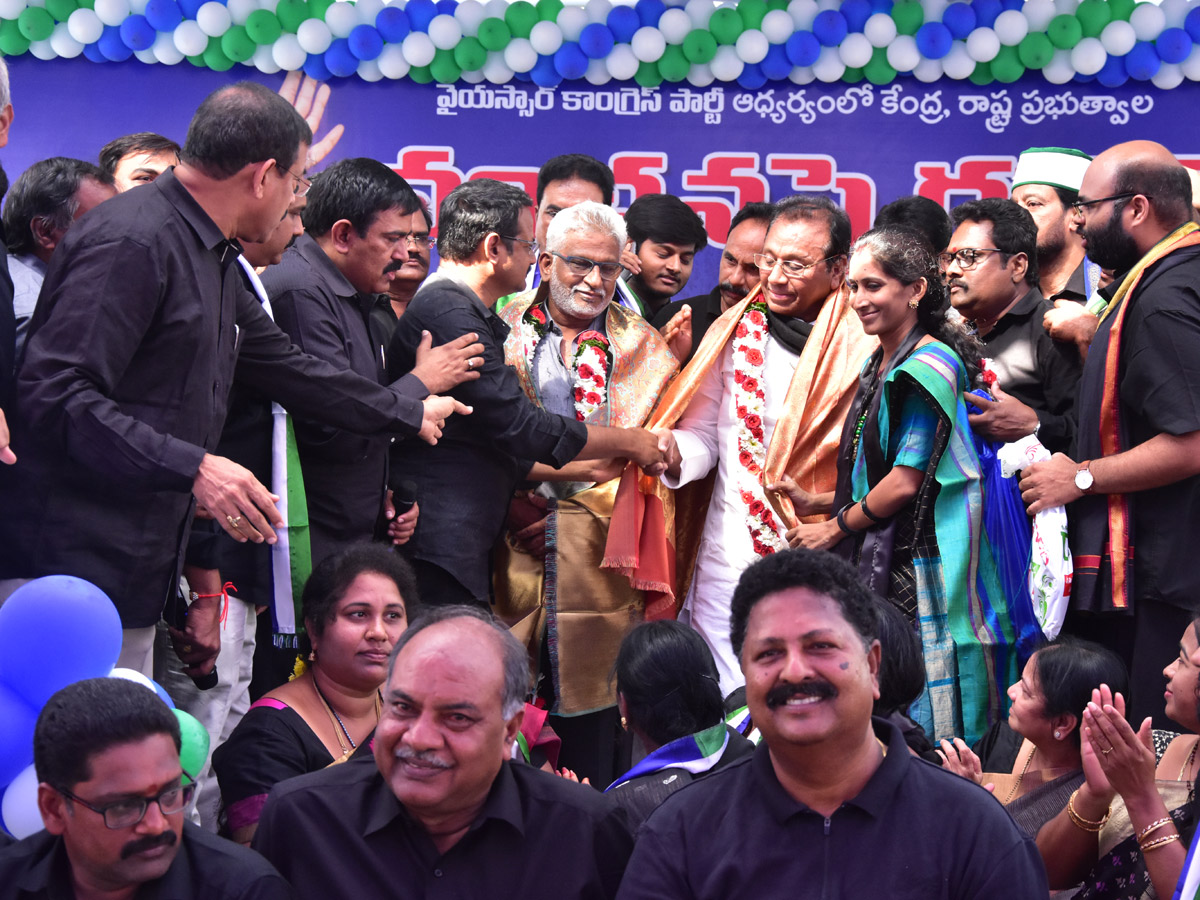 Ysrcp Vanchana Pai Garjana Programme At Kakinada  - Sakshi9