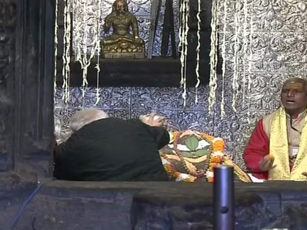 PM Shri Narendra Modi performs puja at Kedarnath Temple Photo Gallery - Sakshi2