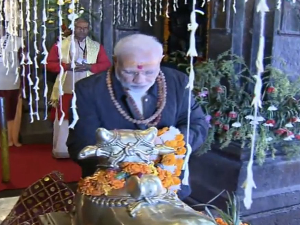 PM Shri Narendra Modi performs puja at Kedarnath Temple Photo Gallery - Sakshi3