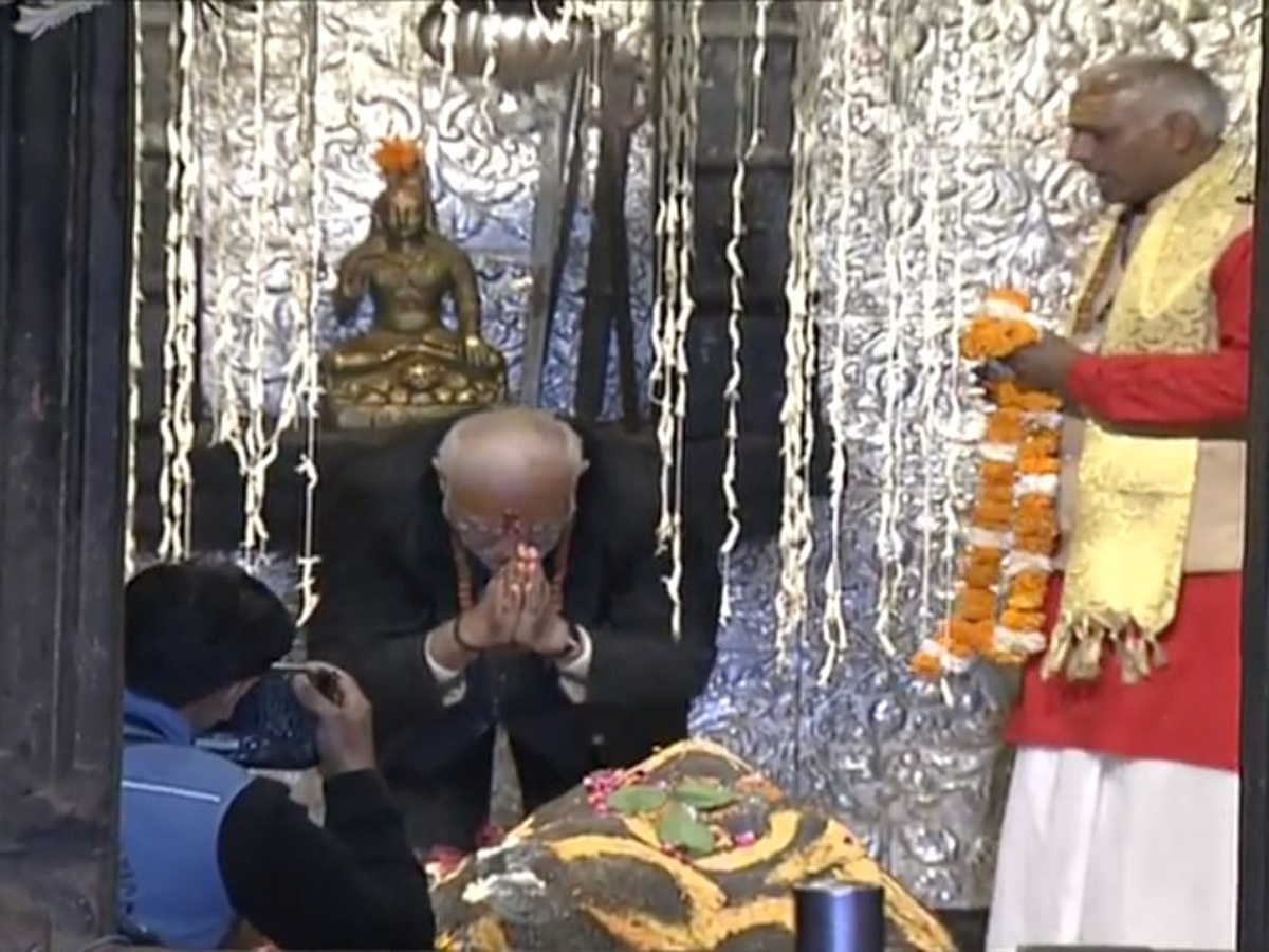 PM Shri Narendra Modi performs puja at Kedarnath Temple Photo Gallery - Sakshi4