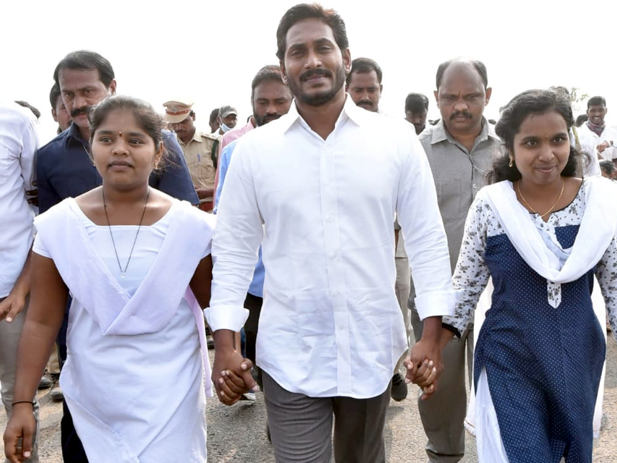 YS Jagan PrajaSankalpaYatra Day 318th Photo Gallery - Sakshi15