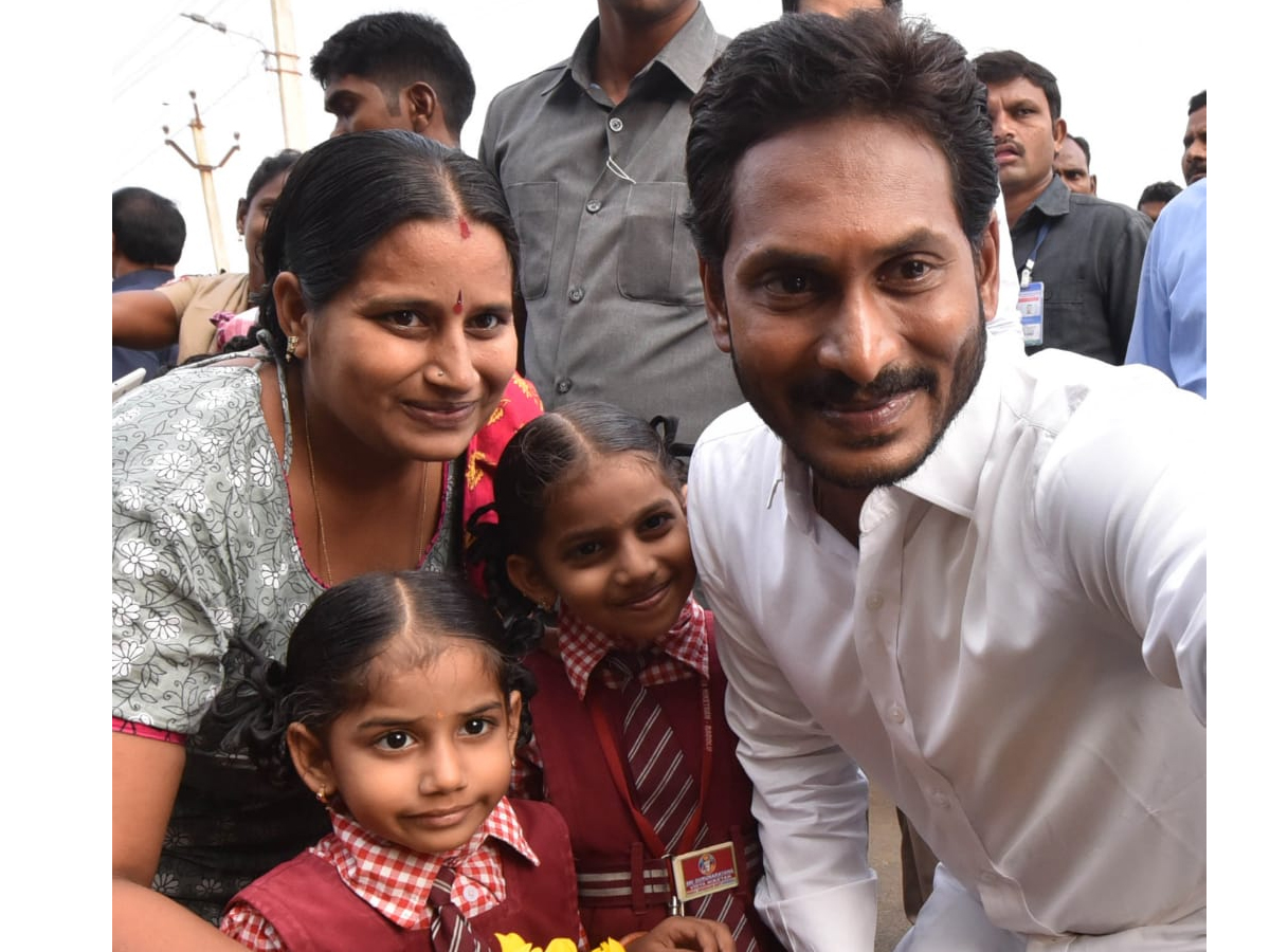 YS Jagan PrajaSankalpaYatra Day 318th Photo Gallery - Sakshi5