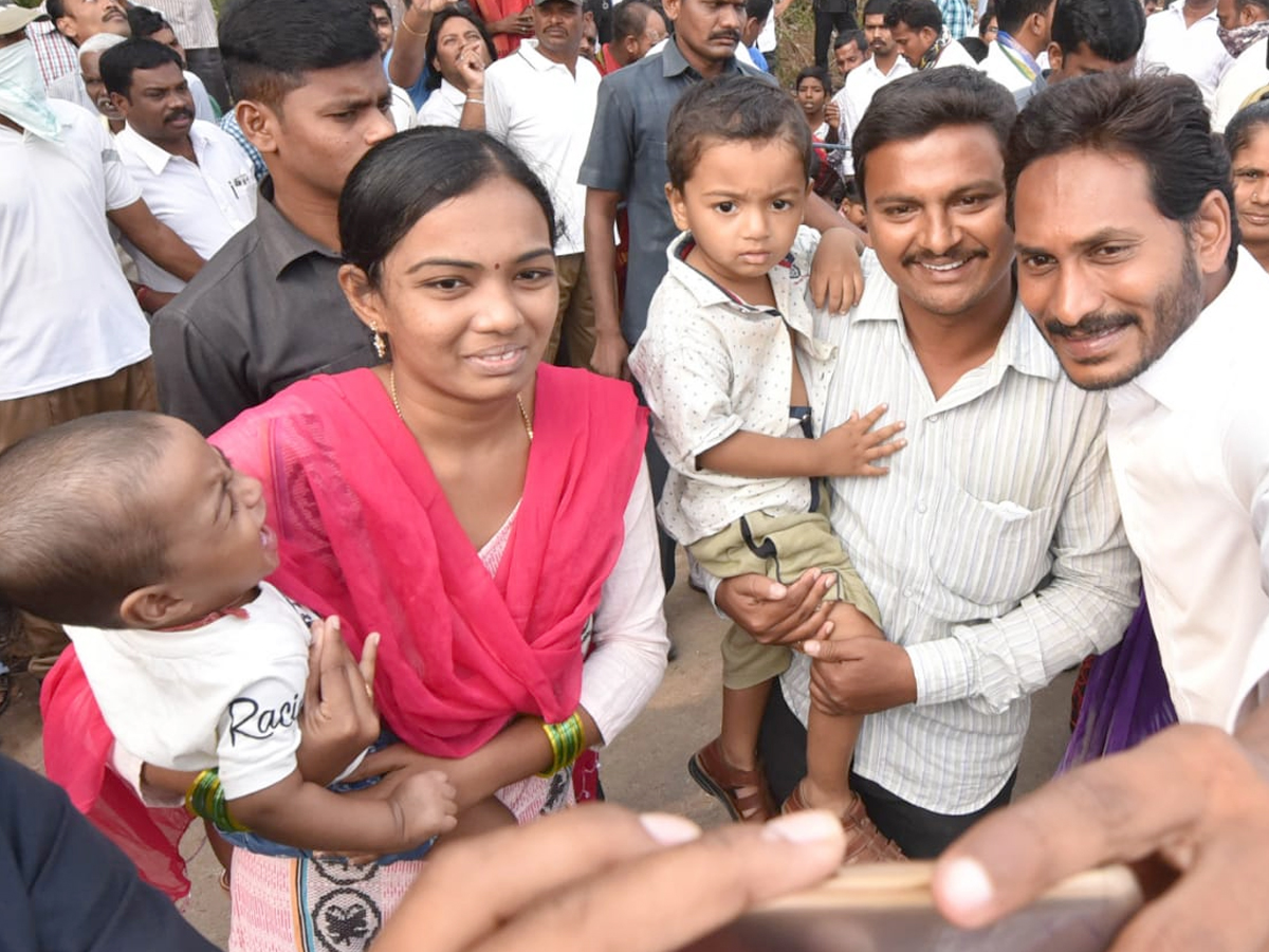 YS Jagan PrajaSankalpaYatra Day 318th Photo Gallery - Sakshi8