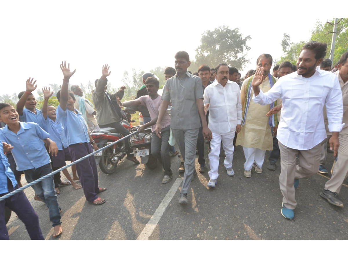 YS Jagan PrajaSankalpaYatra Day 319th Photo Gallery - Sakshi6