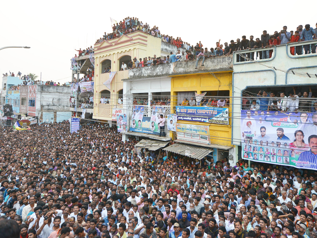 YS Jagan PrajaSankalpaYatra public meeting amadalavalasa photo gallery - Sakshi2