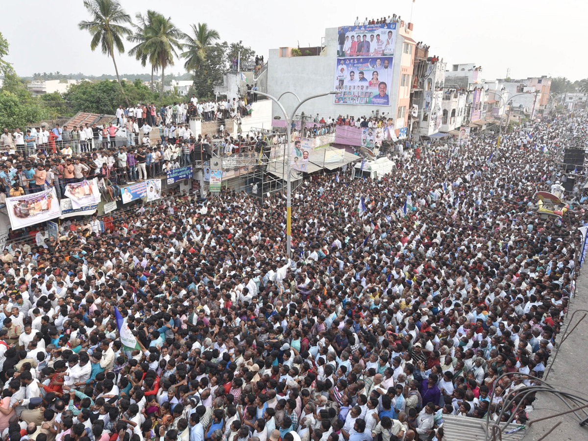 YS Jagan PrajaSankalpaYatra public meeting amadalavalasa photo gallery - Sakshi10