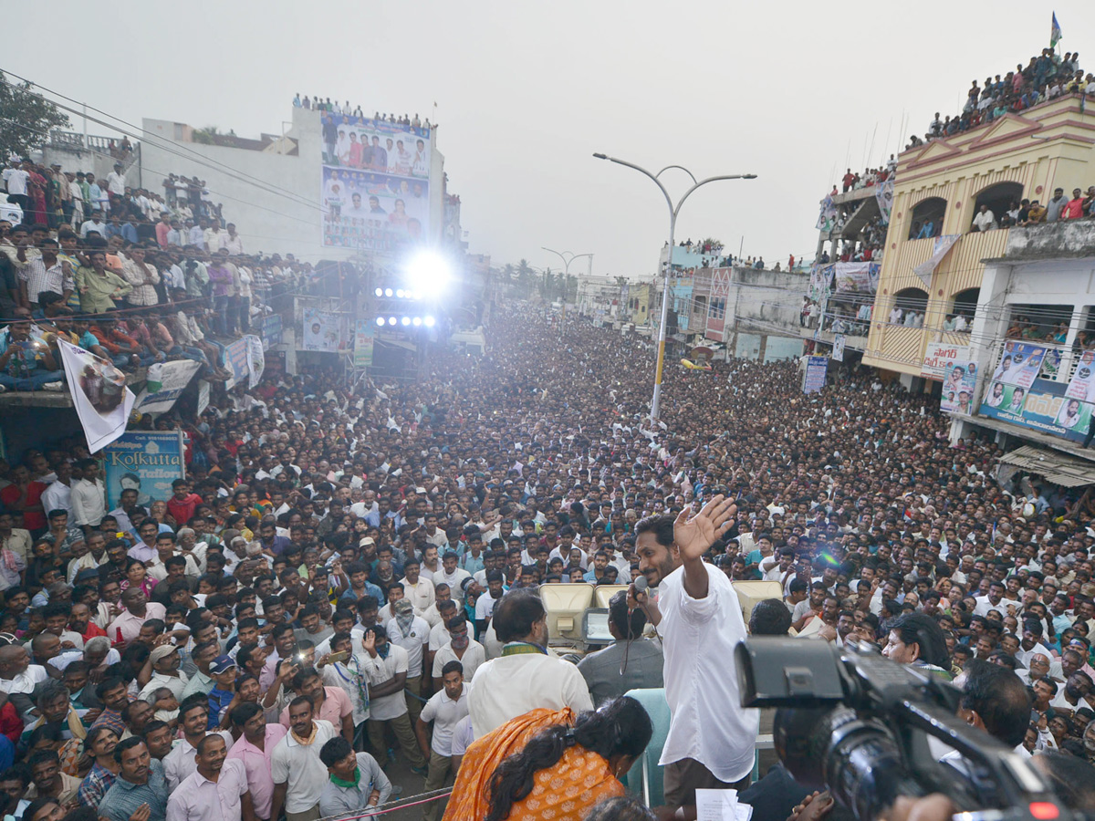 YS Jagan PrajaSankalpaYatra public meeting amadalavalasa photo gallery - Sakshi11