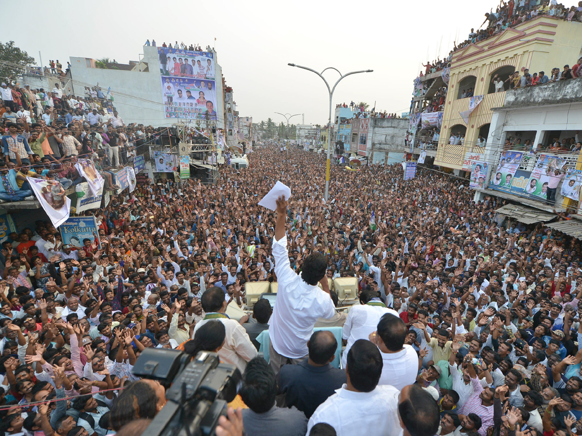 YS Jagan PrajaSankalpaYatra public meeting amadalavalasa photo gallery - Sakshi1