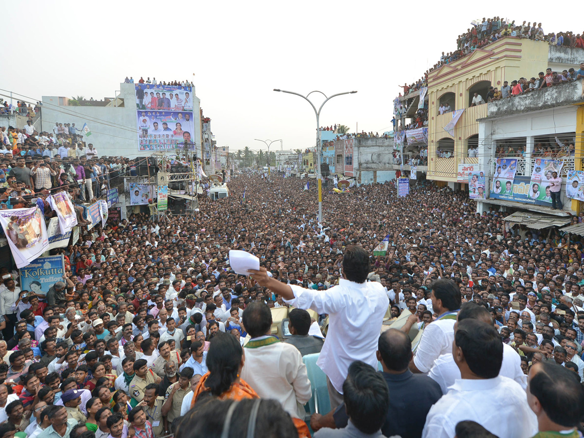 YS Jagan PrajaSankalpaYatra public meeting amadalavalasa photo gallery - Sakshi3