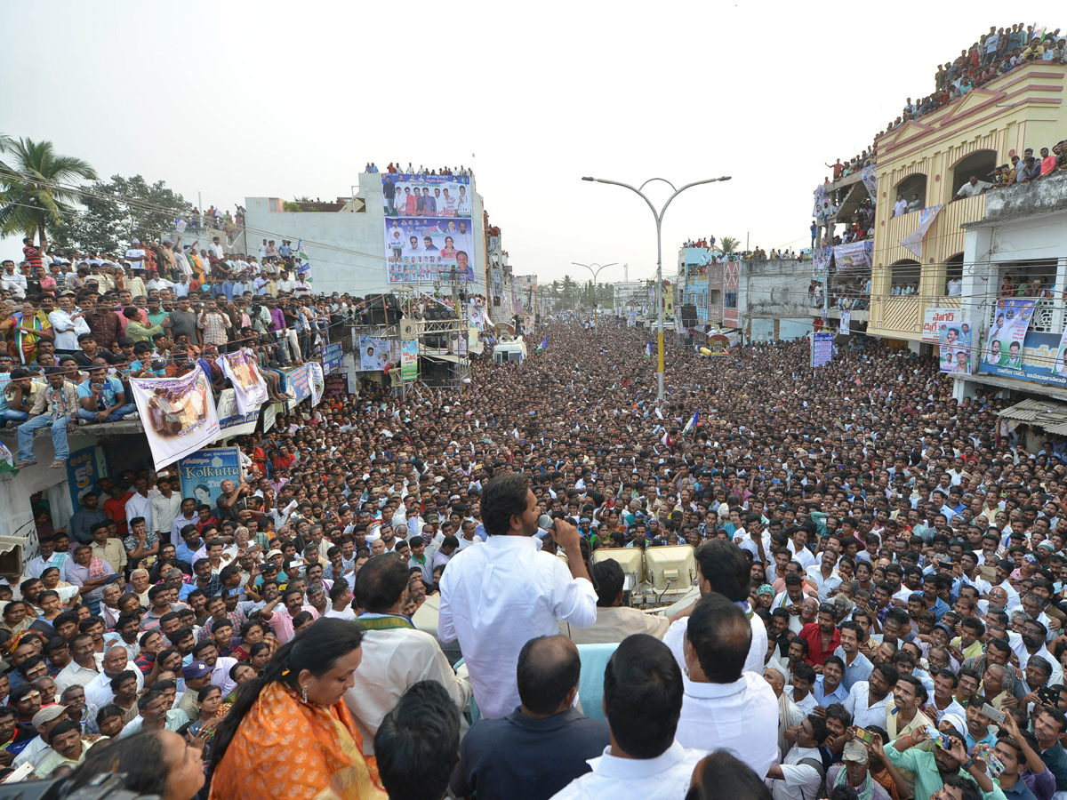 YS Jagan PrajaSankalpaYatra public meeting amadalavalasa photo gallery - Sakshi4