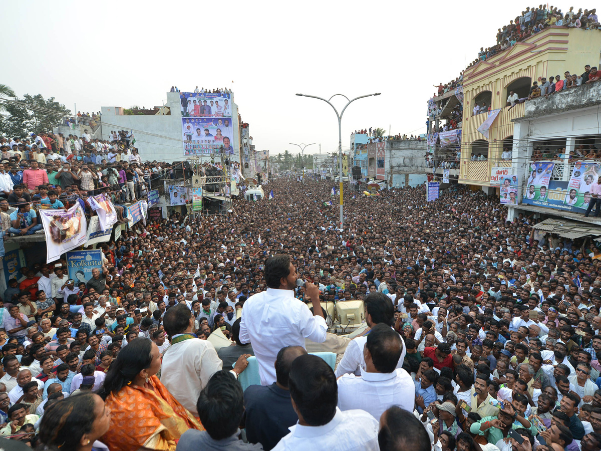 YS Jagan PrajaSankalpaYatra public meeting amadalavalasa photo gallery - Sakshi5