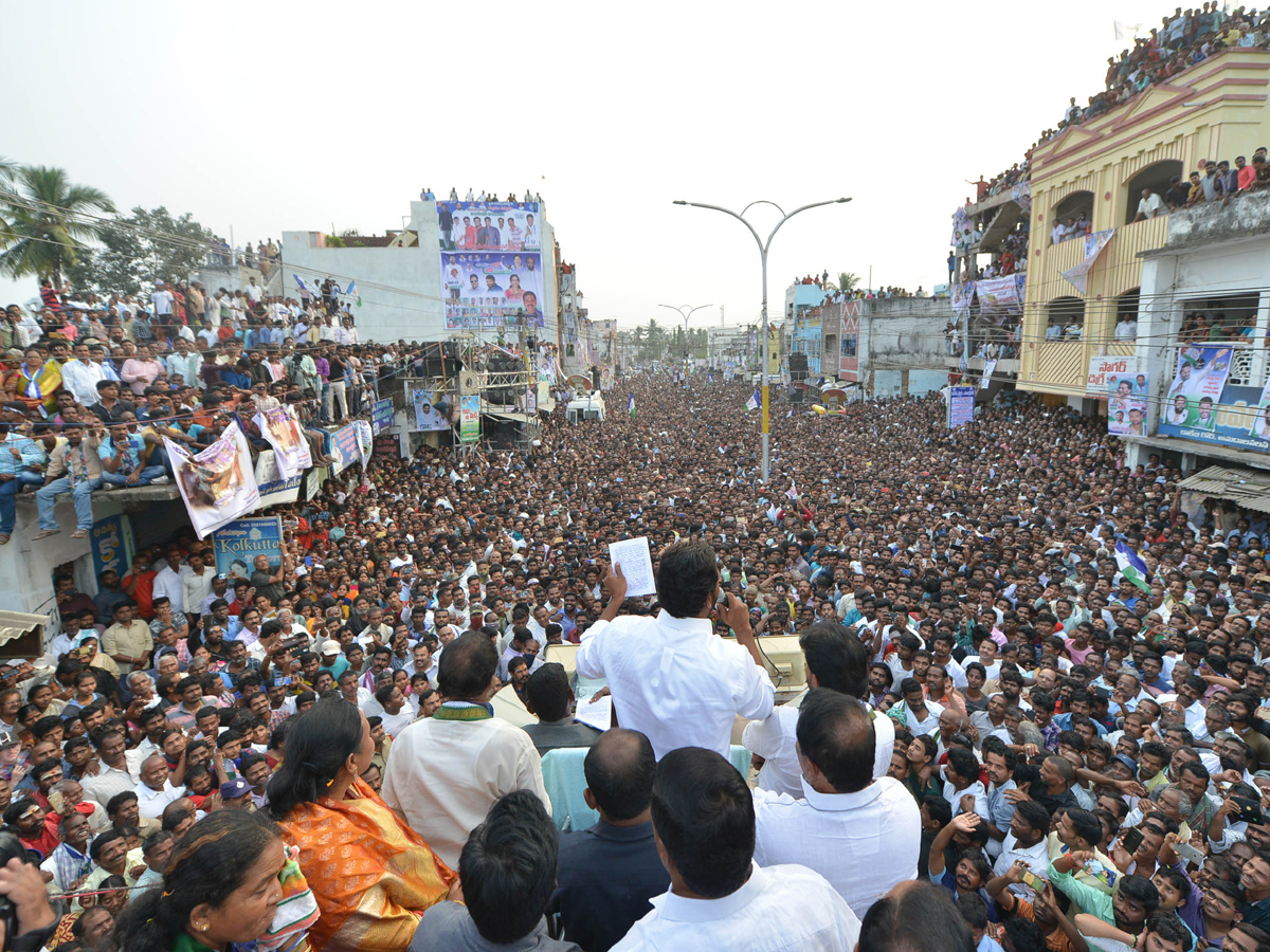 YS Jagan PrajaSankalpaYatra public meeting amadalavalasa photo gallery - Sakshi6