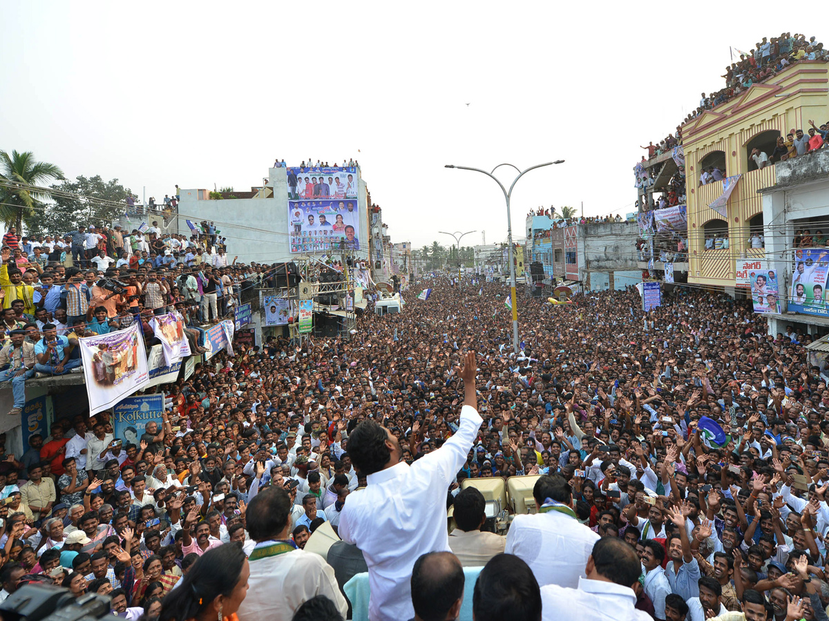 YS Jagan PrajaSankalpaYatra public meeting amadalavalasa photo gallery - Sakshi7