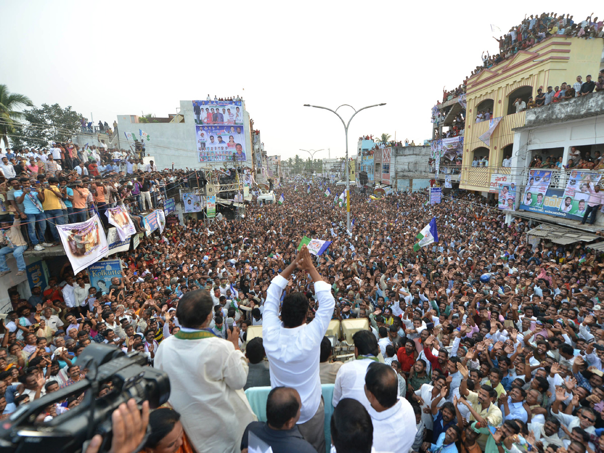 YS Jagan PrajaSankalpaYatra public meeting amadalavalasa photo gallery - Sakshi8