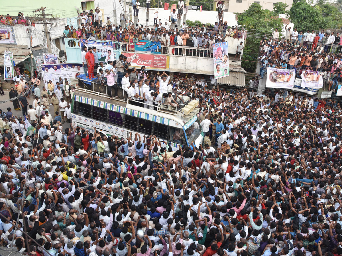 YS Jagan PrajaSankalpaYatra public meeting amadalavalasa photo gallery - Sakshi9