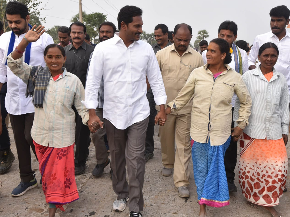 YS Jagan PrajaSankalpaYatra Day 321th Photo Gallery - Sakshi11