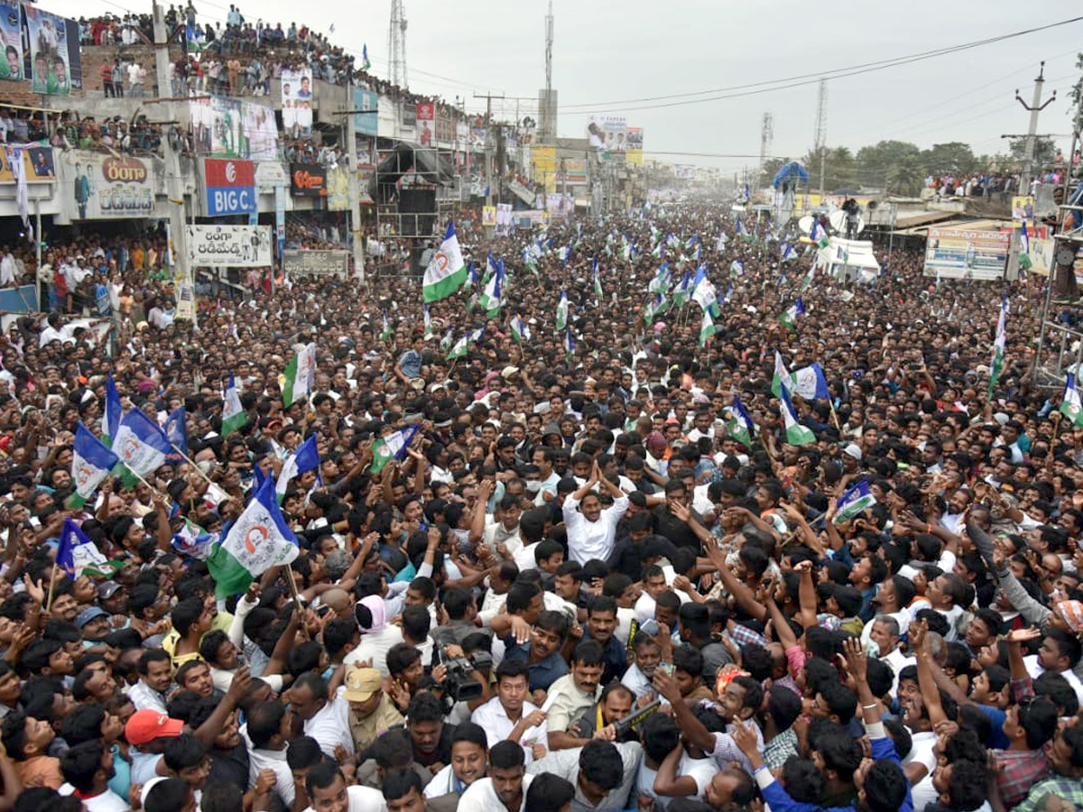 YS Jagan PrajaSankalpaYatra public meeting narasannapeta photo gallery - Sakshi13