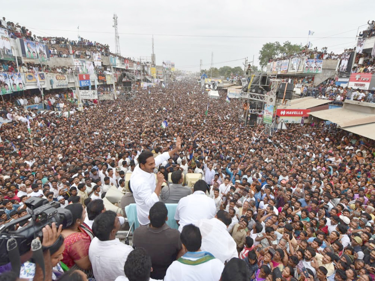 YS Jagan PrajaSankalpaYatra public meeting narasannapeta photo gallery - Sakshi8