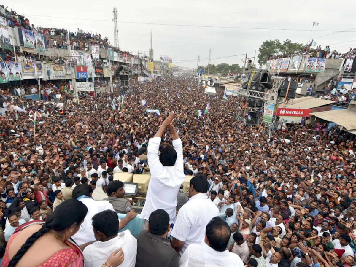 YS Jagan PrajaSankalpaYatra public meeting narasannapeta photo gallery - Sakshi9