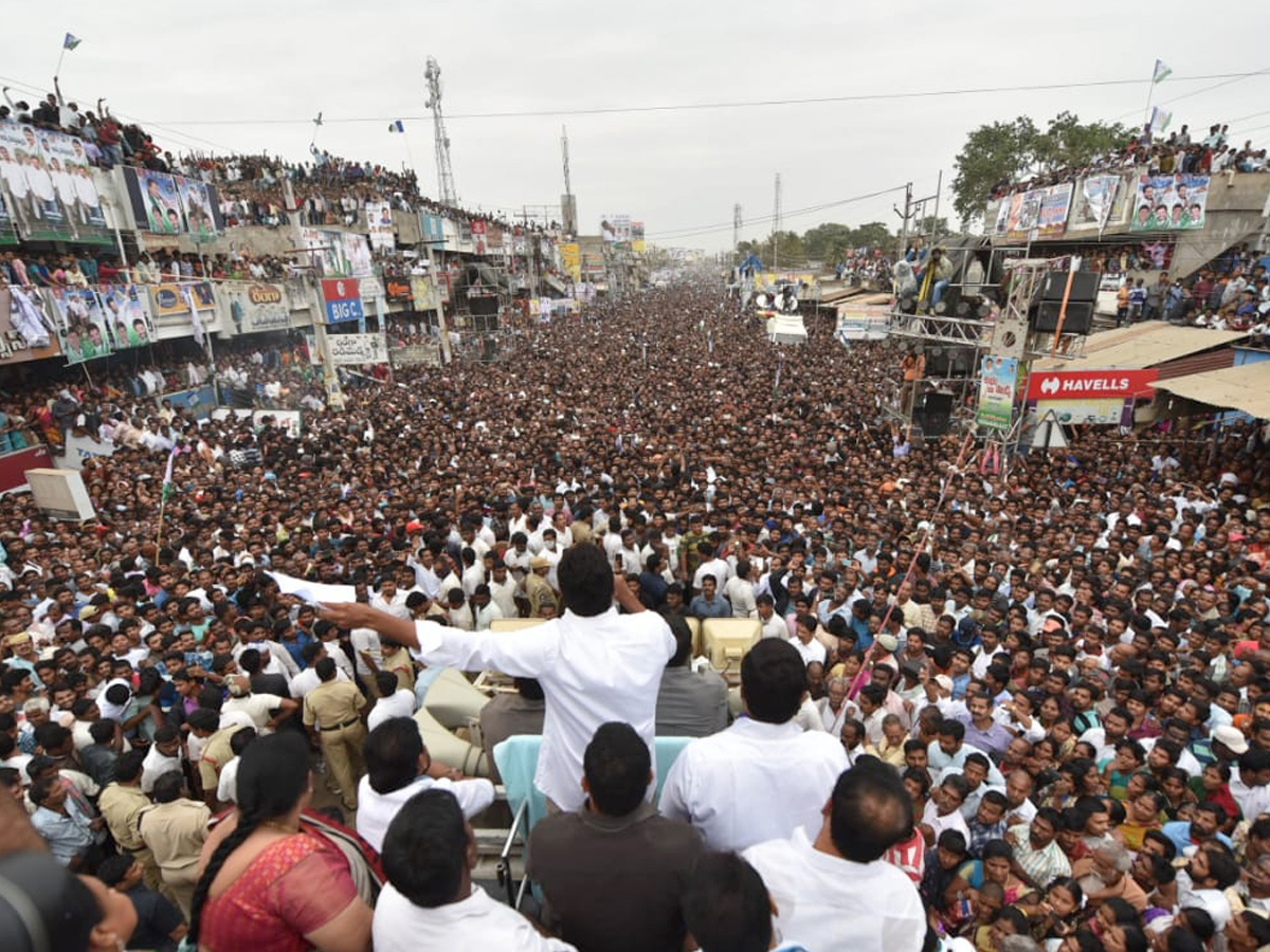 YS Jagan PrajaSankalpaYatra public meeting narasannapeta photo gallery - Sakshi10