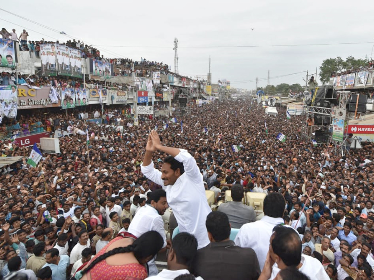 YS Jagan PrajaSankalpaYatra public meeting narasannapeta photo gallery - Sakshi2