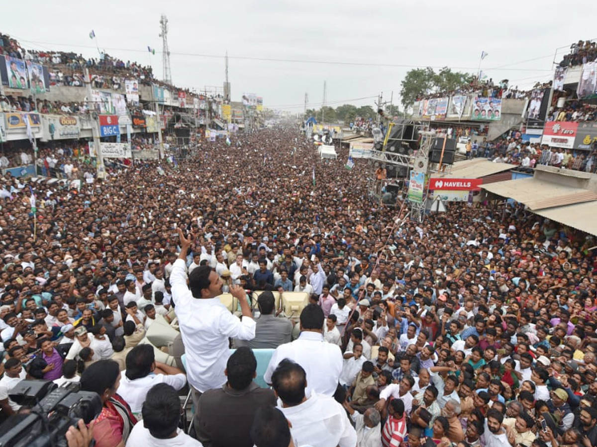 YS Jagan PrajaSankalpaYatra public meeting narasannapeta photo gallery - Sakshi4