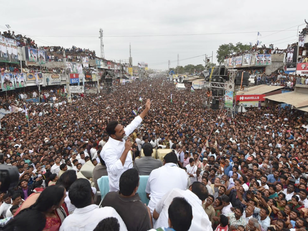 YS Jagan PrajaSankalpaYatra public meeting narasannapeta photo gallery - Sakshi6