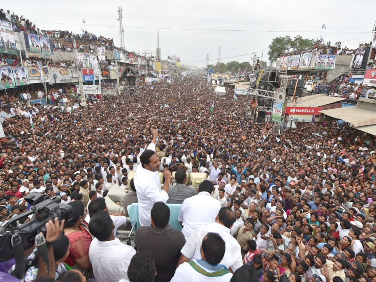 YS Jagan PrajaSankalpaYatra public meeting narasannapeta photo gallery - Sakshi7