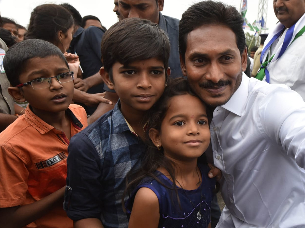 YS Jagan PrajaSankalpaYatra Day 322th Photo Gallery - Sakshi13