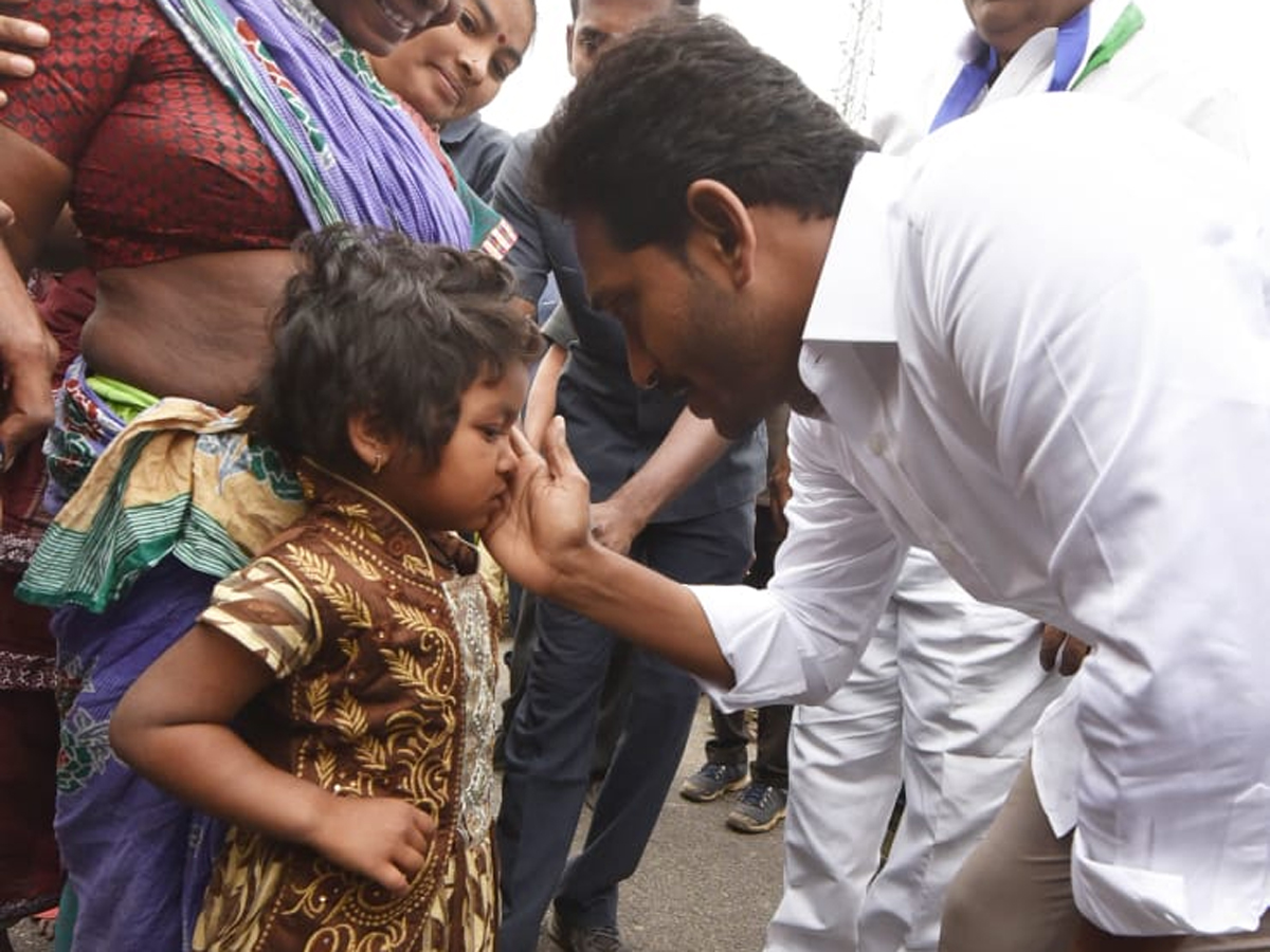 YS Jagan PrajaSankalpaYatra Day 322th Photo Gallery - Sakshi15