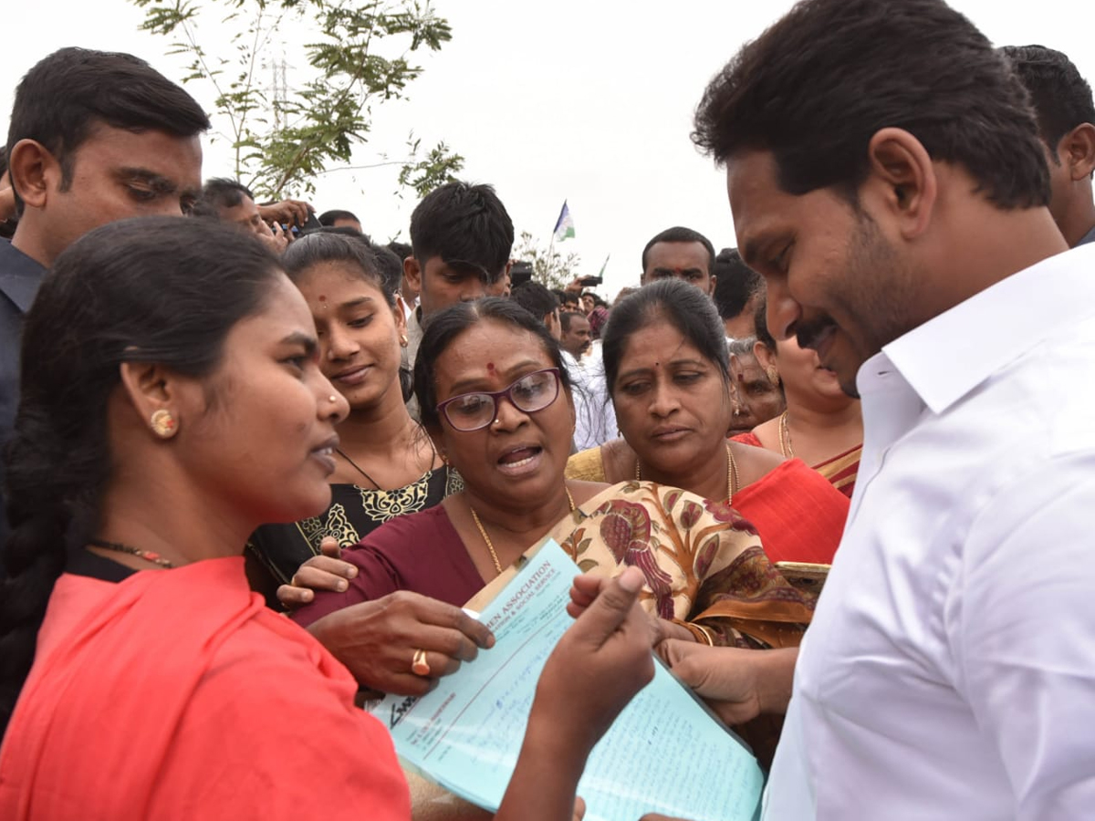 YS Jagan PrajaSankalpaYatra Day 322th Photo Gallery - Sakshi17