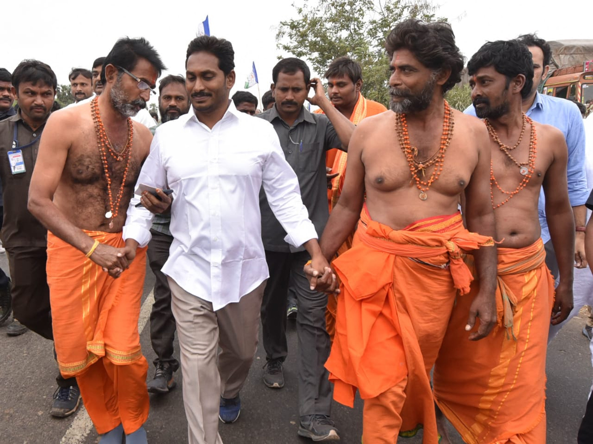 YS Jagan PrajaSankalpaYatra Day 322th Photo Gallery - Sakshi9