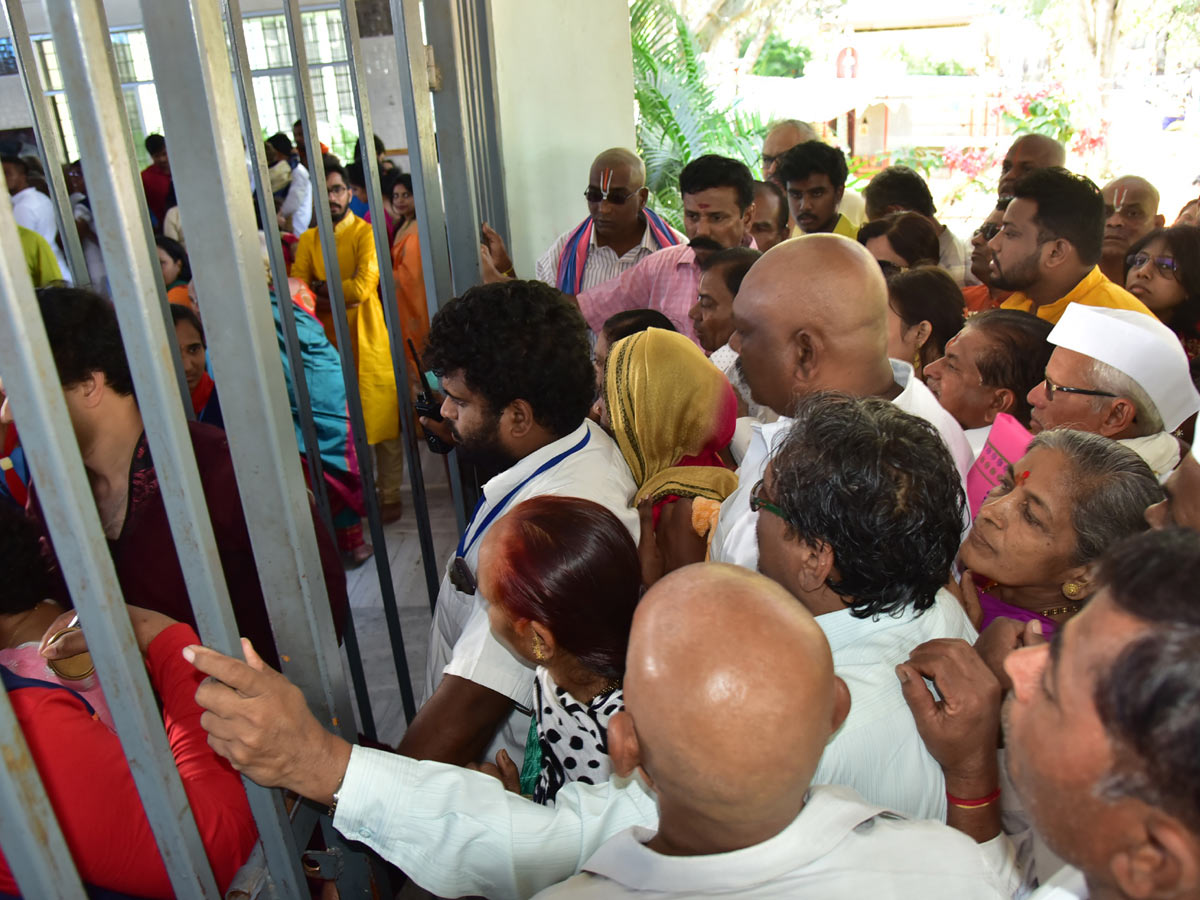 Heavy Rush Pilgrims At Tirumala Photo Gallery - Sakshi17