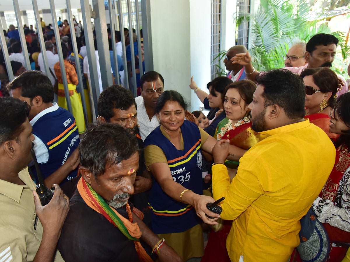 Heavy Rush Pilgrims At Tirumala Photo Gallery - Sakshi24