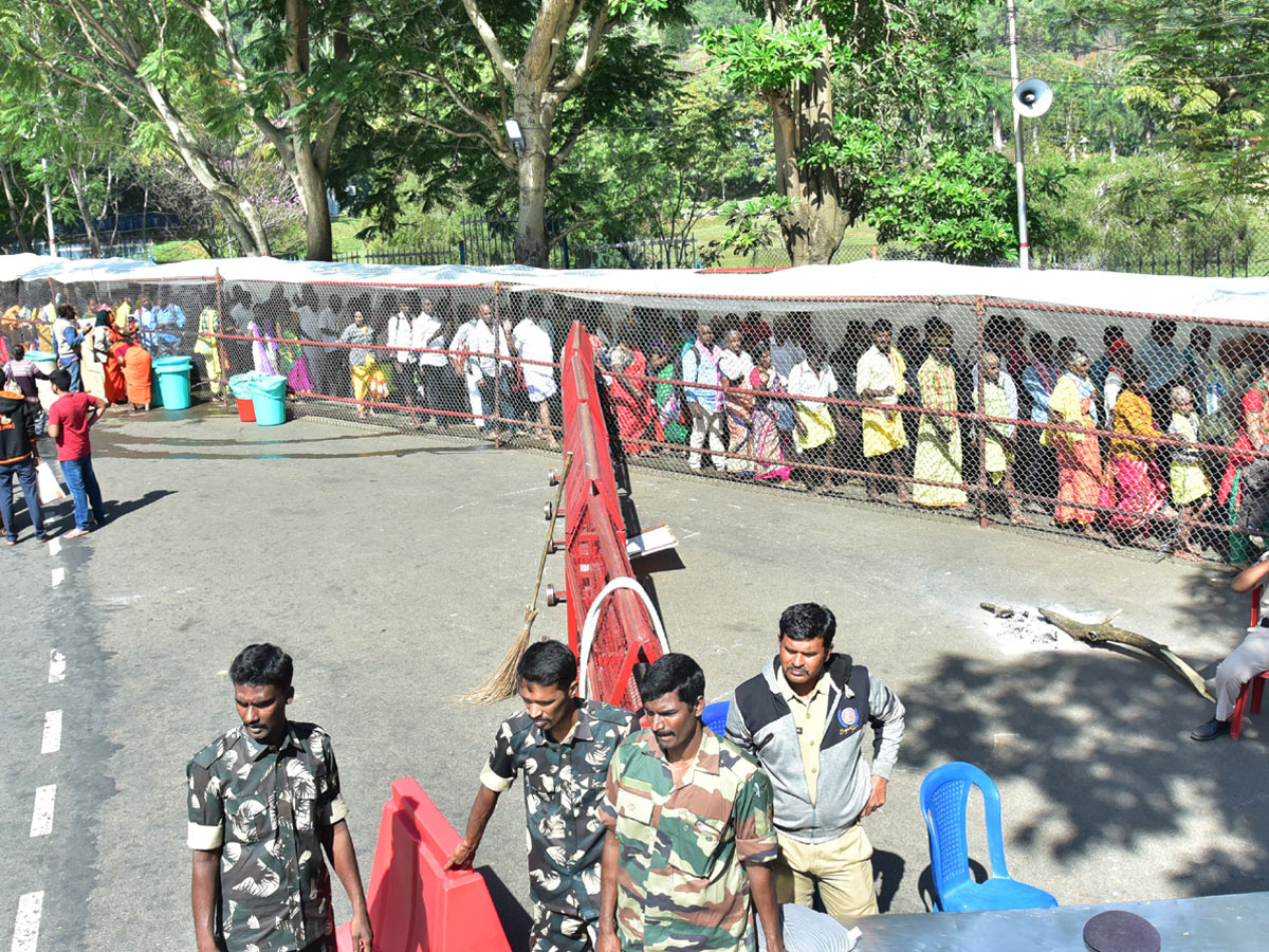 Heavy Rush Pilgrims At Tirumala Photo Gallery - Sakshi27