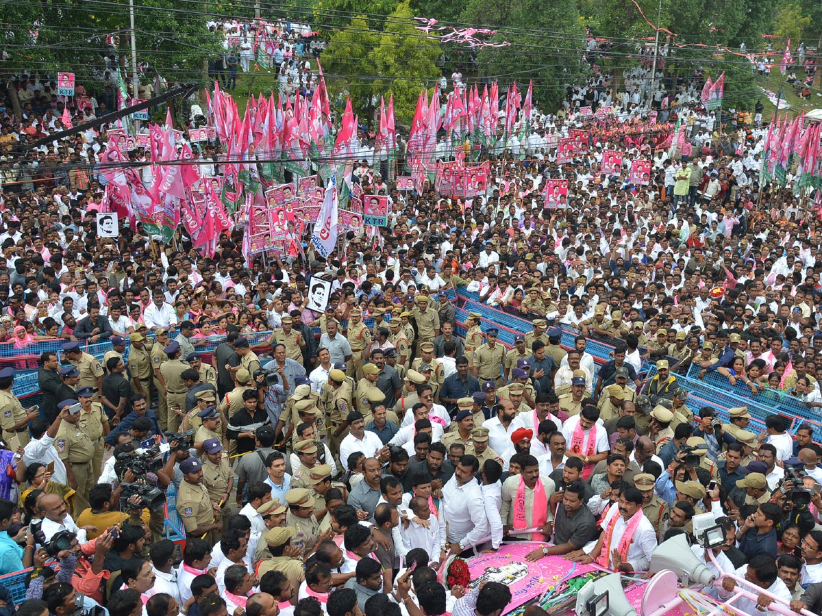 KTR Road show in Telangana Bhavan Photo Gallery - Sakshi14