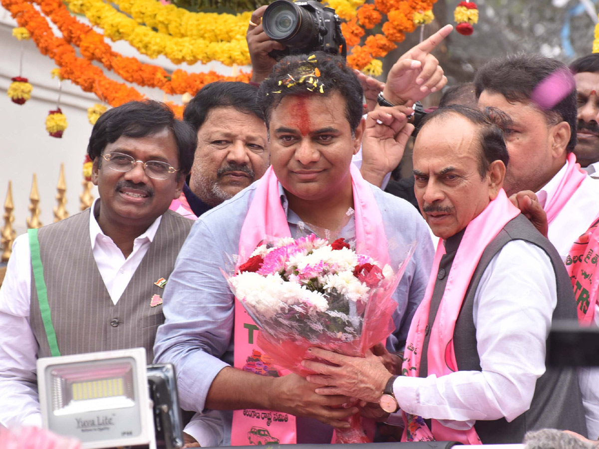 KTR Road show in Telangana Bhavan Photo Gallery - Sakshi15