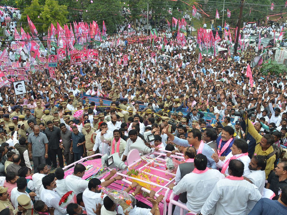 KTR Road show in Telangana Bhavan Photo Gallery - Sakshi16