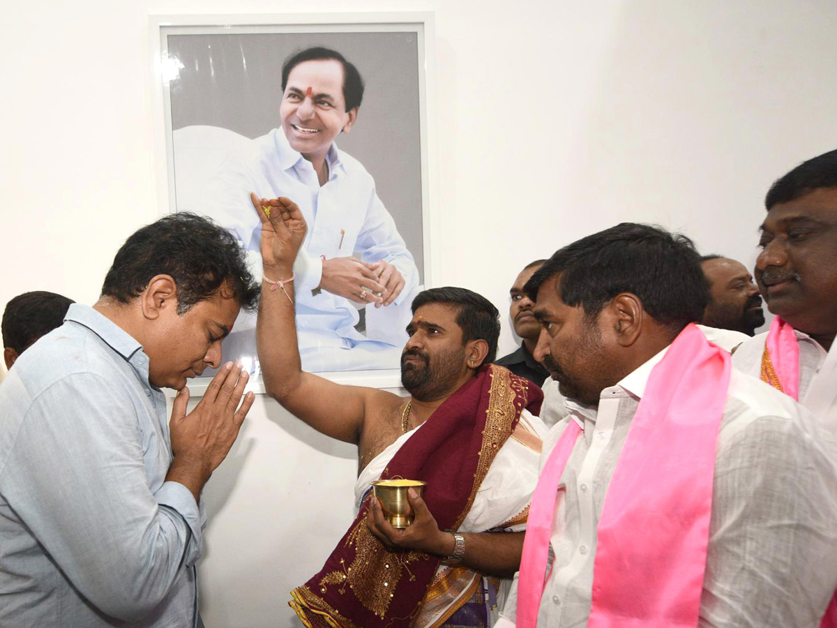 KTR Road show in Telangana Bhavan Photo Gallery - Sakshi8