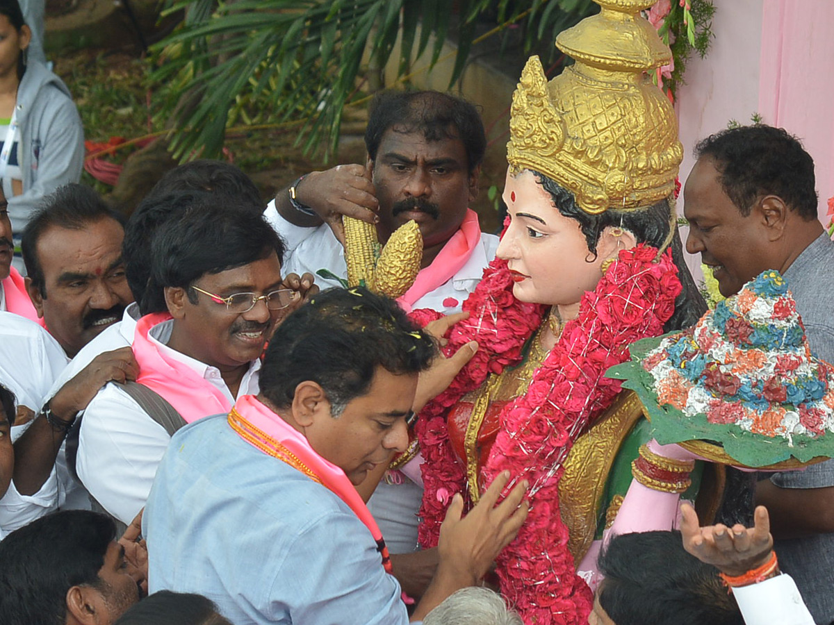 KTR Road show in Telangana Bhavan Photo Gallery - Sakshi9