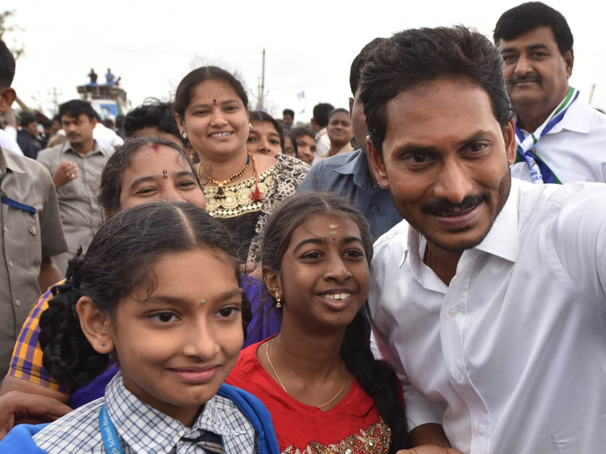 YS Jagan PrajaSankalpaYatra Day 323rd Photo Gallery - Sakshi15